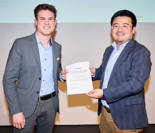 Pascal Urscheler receiving his prize from Prof. Mutian Niu